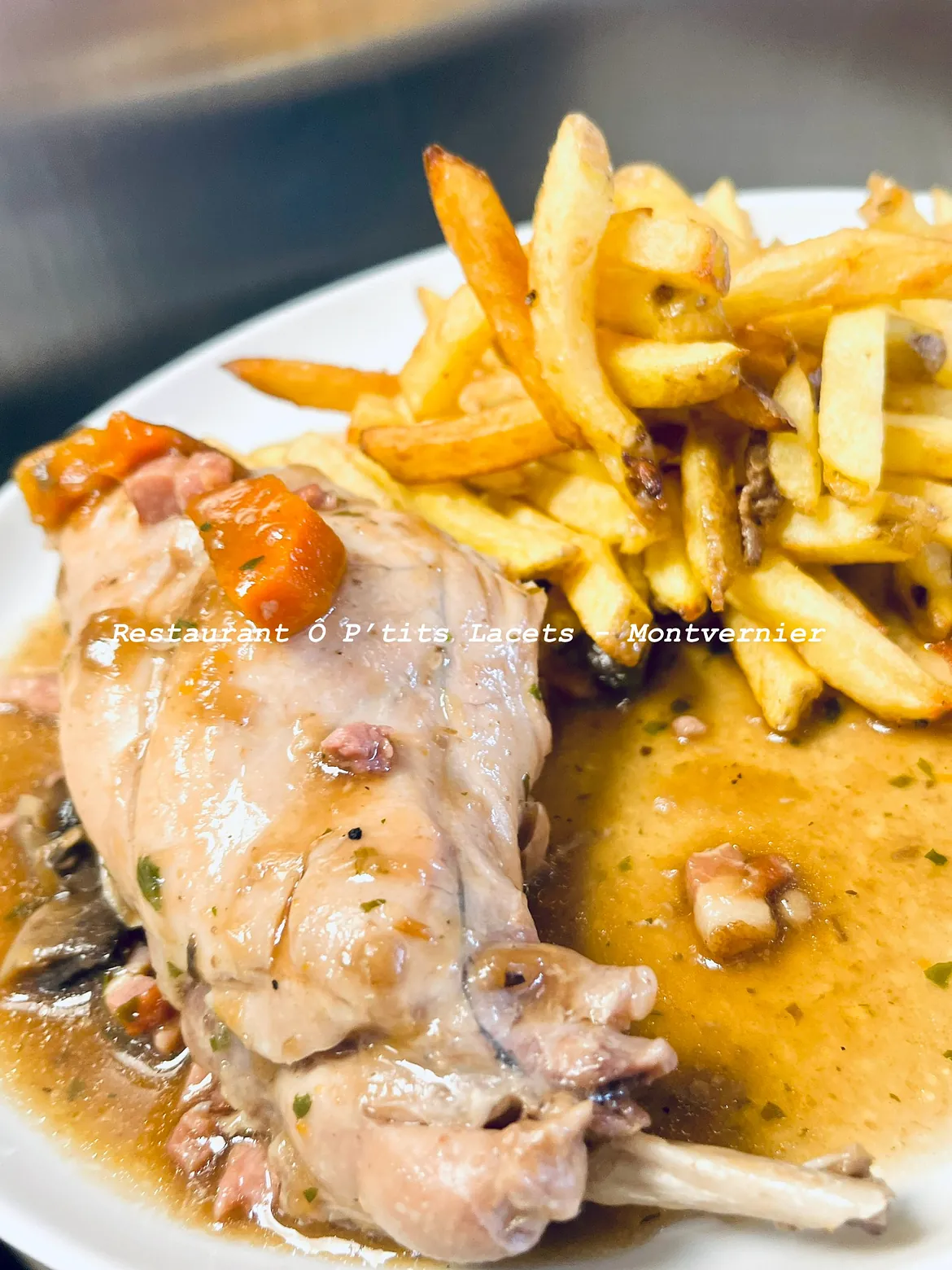 Cuisse de Lapin, jus ô cidre & legumes accompagnée de frites maison